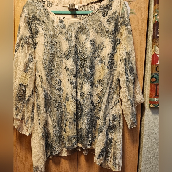woman's blouse - Picture 2 of 5